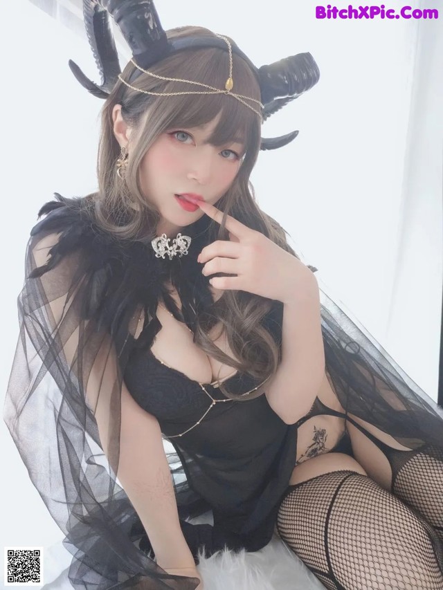 Coser @ 白银 81: 黑山 魅 魔 (50 photos)